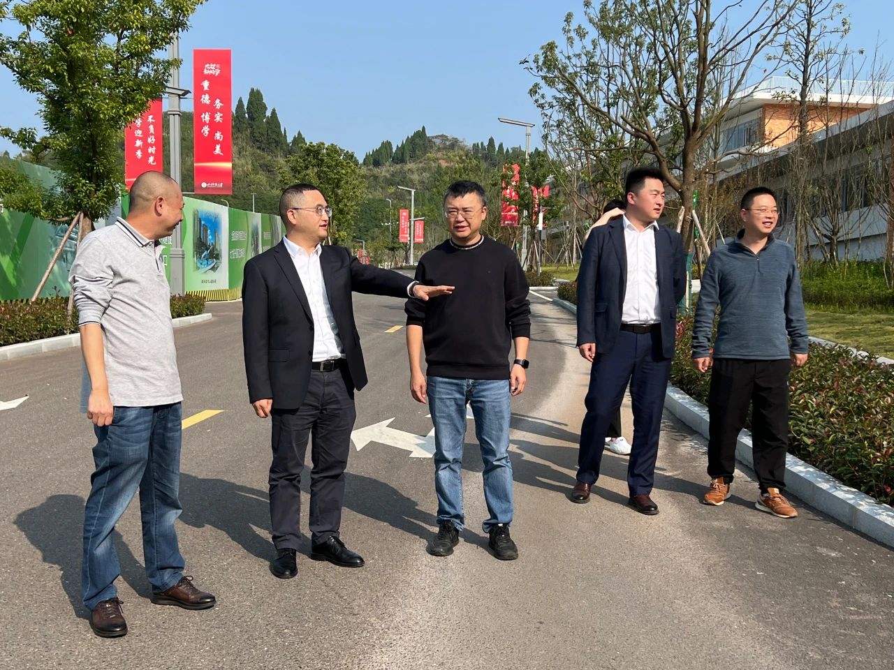 公司黨委書記、執(zhí)行董事朱軍一行到川師遂寧校區(qū)項(xiàng)目開展“奮戰(zhàn)四個(gè)月”專項(xiàng)督導(dǎo)